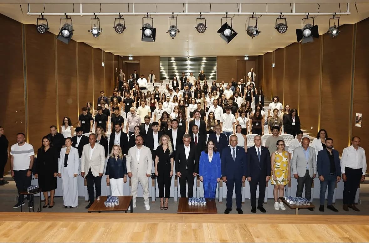 Participants and guests standing in the congress hall