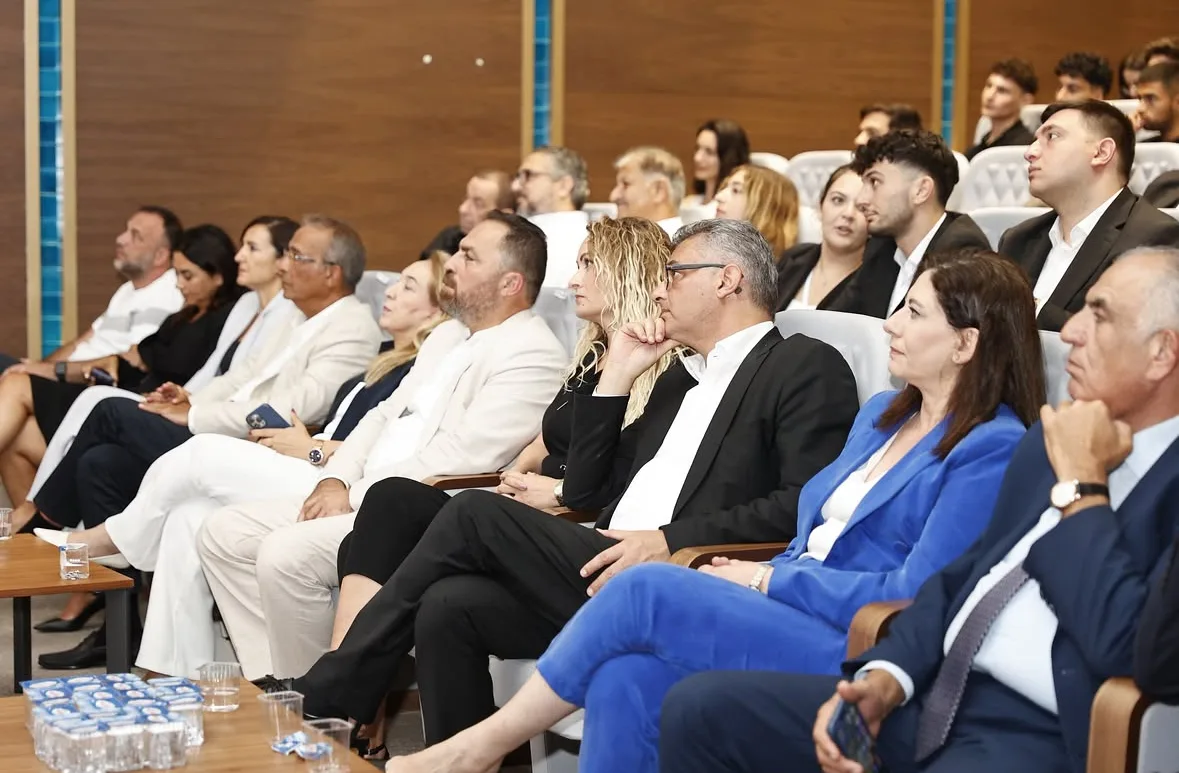 Guests listening in the congress audience